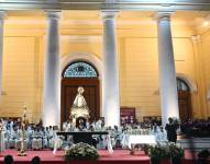 El obispo de Chiclayo, Edinson Edgardo Farfán (C), encabeza una misa en honor al recién elegido Papa León XIV en la Catedral de Santa María en Chiclayo, Perú, el 10 de mayo de 2025.