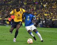 El zaguero de Ecuador, Joel Ordóñez, disputa el balón con Vinícius Júnior por las Eliminatorias Sudamericanas
