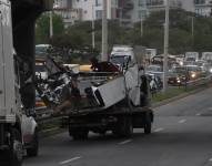 Limpieza de accidente en la Ruta Viva, que dejó como resultado 7 personas heridas y tres fallecidas.