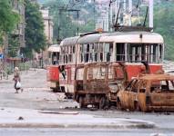 Foto tomada el 25 de junio de 1992 en Saravajo, lugar que estaba en constante asedio por francotiradores que pagaban para matar ´por diversión.