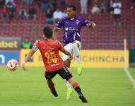 El extremo de Liga de Quito, Bryan Ramírez, disputa el balón contra el defensa de Deportivo Cuenca, Andrés López, por la LigaPro