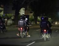 Imagen referencial. Policía patrullan una calle en Guayaquil durante el estado de excepción.