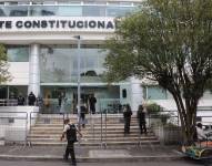La Policía resguarda el edificio de la Corte Constitucional, en el norte de Quito.