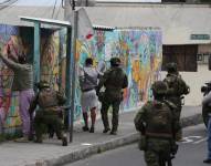 Una compañía de soldados ecuatorianos requisa a pobladores, el 11 de enero de 2024, en el barrio Comité del Pueblo, en el norte de Quito