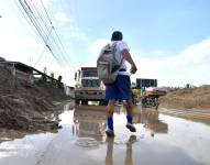Imagen de marzo de 2025. Un hombre cruza por un camino en Charapotó, cantón Sucre, provincia de Manabí.
