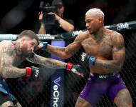 Michael Morales celebra la victoria contra Sean Brady por el peso wélter de la UFC