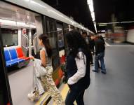 Usuarios en el Metro de Quito
