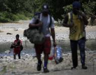 Imagen para graficar. Personas migrantes cruzan el río Tuquesa en Darién (Panamá), en una fotografía de archivos.