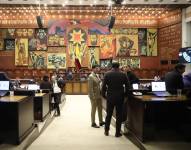 Imagen de asambleístas caminando en el salón plenario de la Asamblea Nacional previo a una sesión. Foto tomada el 28 de octubre de 2025.