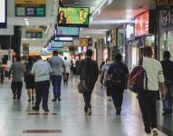 Imagen de personas dentro de la Terminal Terrestre de Guayaquil, en 2022.