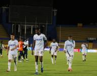Jugadores de universidad católica lamentan tras quedar eliminado de la Copa Sudamericana