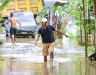 Las fuertes lluvias han provocado inundaciones y desbordamiento de ríos en el cantón Chone.