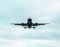 Un avión volando en el cielo con un hermoso cielo azul de fondo.