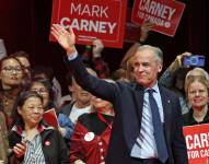 El primer ministro de Canadá y líder del Partido Liberal, Mark Carney, saluda a sus partidarios durante una fiesta de celebración en Ottawa, Ontario, el 29 de abril de 2025.