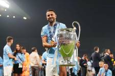 Riyad Mahrez sostiene el trofeo de la Champions League