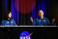 Los astronautas de la NASA, Suni Williams (izquierda) y Butch Wilmore, responden preguntas durante la rueda de prensa posterior al vuelo de la misión Crew-9 de SpaceX en el Centro Espacial Johnson en Houston, Texas, el 31 de marzo de 2025.