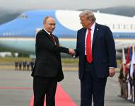 El presidente ruso, Vladímir Putin, y su homólogo estadounidense, Donald Trump, se dieron un apretón de manos en la Base Aérea Elmendorf-Richardson de Alaska.