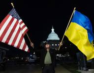 Los partidarios de Ucrania sostienen banderas fuera del Capitolio de los Estados Unidos después de que el Senado aprobara el paquete de ayuda militar.