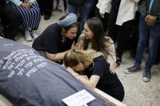 Los familiares lloran ante el cuerpo de Tzala Gaz, de 30 años, asesinado en un tiroteo en el centro de Cisjordania el día anterior, durante su funeral en Jerusalén el 15 de mayo de 2025.