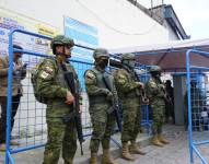 Imagen de militares en los exteriores de la cárcel de El Inca de Quito.
