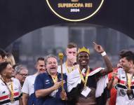 Robert Arboleda, jugador ecuatoriano, celebra el título de la Supercopa de Brasil.