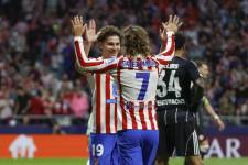 El delantero francés del Atlético de Madrid Antoine Griezmann (c) celebra tras anotar el 3-0, su gol número 200, durante el partido de Liga de Campeones que Atlético de Madrid y Eintracht de Fránkfurt disputan este martes en el estadio Metropolitano, en Madrid.