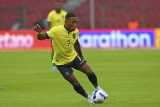 Pervis Estupiñán en un partido con la Selección de Ecuador