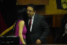 El titular del Parlamento, Virgilio Saquicela, saluda este martes 9 de mayo a la primera vicepresidenta de la Asamblea Nacional, Marcela Holguín.