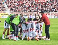 Jugadores de Técnico Universitario celebran el gol de Diego Armas