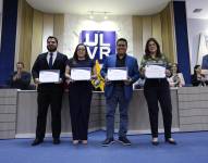 María Cecilia Largacha recibe un reconocimiento por su aporte al periodismo ecuatoriano.