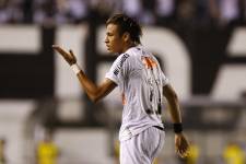 Neymar Jr celebra un gol con el Santos de Brasil