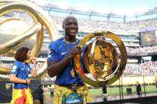 El volante del Chelsea, Moisés Caicedo, posa con el trofeo del Mundial de Clubes