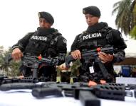 Foto de policías con fusiles entregados por el Gobierno en Quevedo, Los Ríos, en diciembre de 2024.