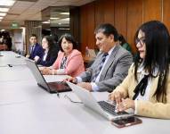 El fiscal Wilson Toainga (centro) participó en la diligencia de este 18 de agosto.