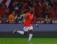Enner Valencia anota un gol con el Inter de Porto Alegre