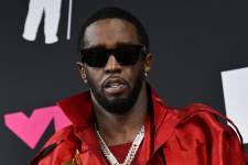 El productor y músico estadounidense Sean Diddy Combs posa con el premio Ícono Global en la sala de prensa durante los Premios MTV a los Videos Musicales en el Prudential Center de Newark, Nueva Jersey, el 12 de septiembre de 2023.