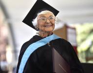 Virginia “Ginnie” Hislop a sus 105 años con su capa y muceta