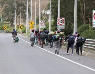 Migrantes recorren su camino a pie