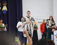 Foto del presidente Daniel Noboa en un evento para entregar beneficios en Otavalo, Imbabura.