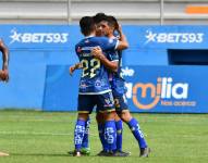 Jugadores de Delfín celebran un gol contra el Cumbayá