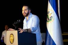 Fotografía tomada el 11 de agosto de 2025. El presidente Nayib Bukele hablando durante la inauguración de un puente en San Miguel, El Salvador.