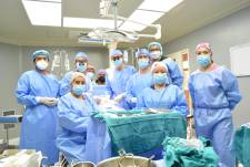 El equipo de personal de la salud que intervino en las operaciones.