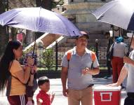 Cuenca. La gente se protege del sol con sombrillas.