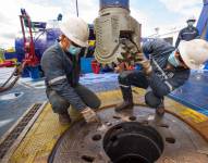 Técnicos realizan un procedimiento para la extracción de petróleo.