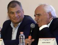 El expresidente de Ecuador Rafael Correa (i) y el expresidente de Colombia Ernesto Samper (d) participan en una cita del Grupo de Puebla, en México.