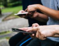 Imagen referencial de personas usando el celular.