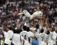 Luka Modrić es homenajeado tras su último partido en el Santiago Bernabéu al término del encuentro de la jornada 38 de LaLiga de España.