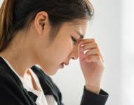 Persona con dolor de cabeza