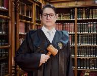Macías es licenciado en ciencias políticas y sociales y abogado por la Universidad San Gregorio de Portoviejo.