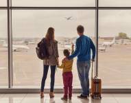 Imagen referencial de una familia con un niño en un aeropuerto internacional.
